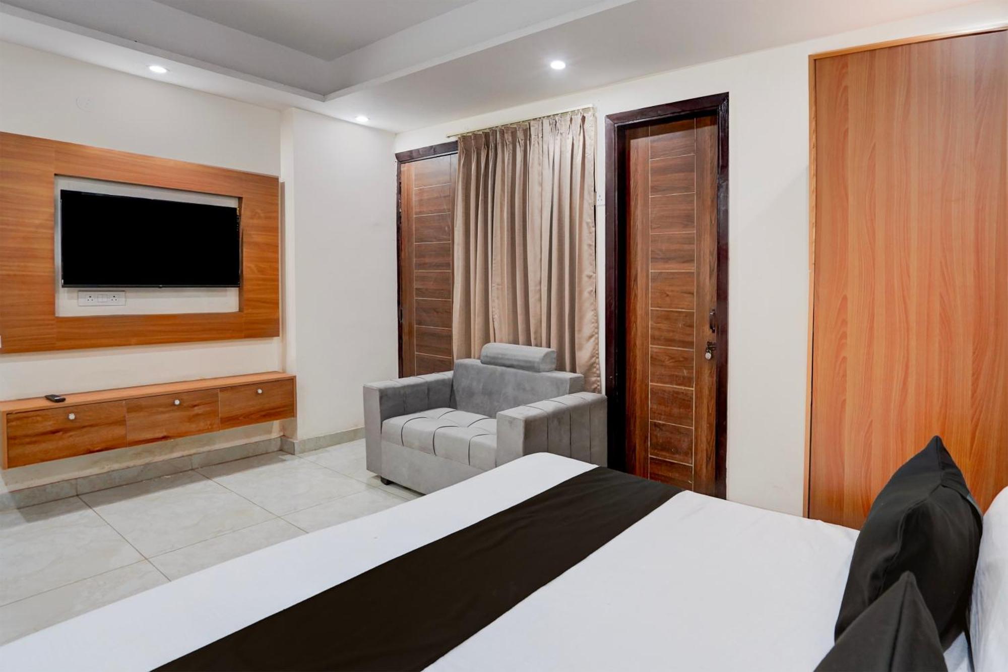 Hotel O R.N Residency Hotel Ґазіабад Екстер'єр фото